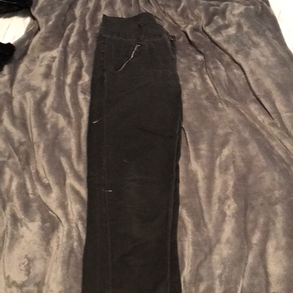 Black jean with zippers